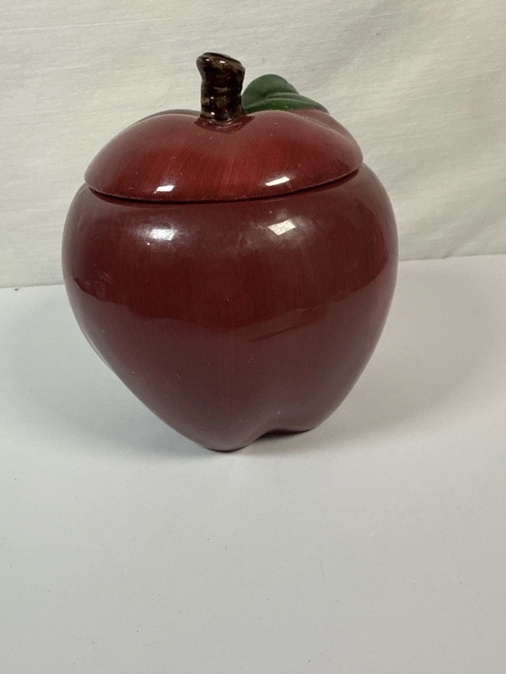 VGT Apple Ceramic Cookie Jar Glossy Ceramic Red Delicious 8.5 Inches Tall China